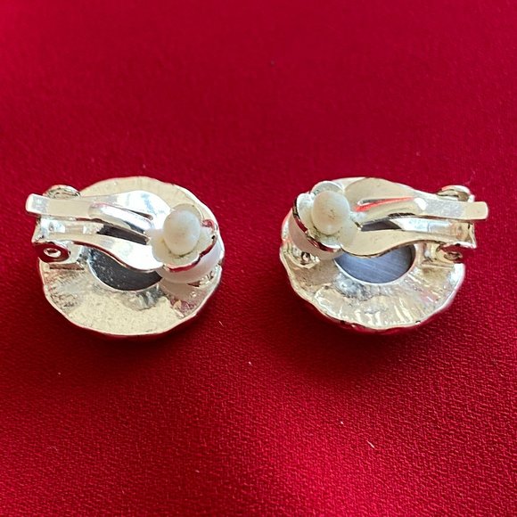 Vintage Clip-On Earrings - Picture 3 of 5